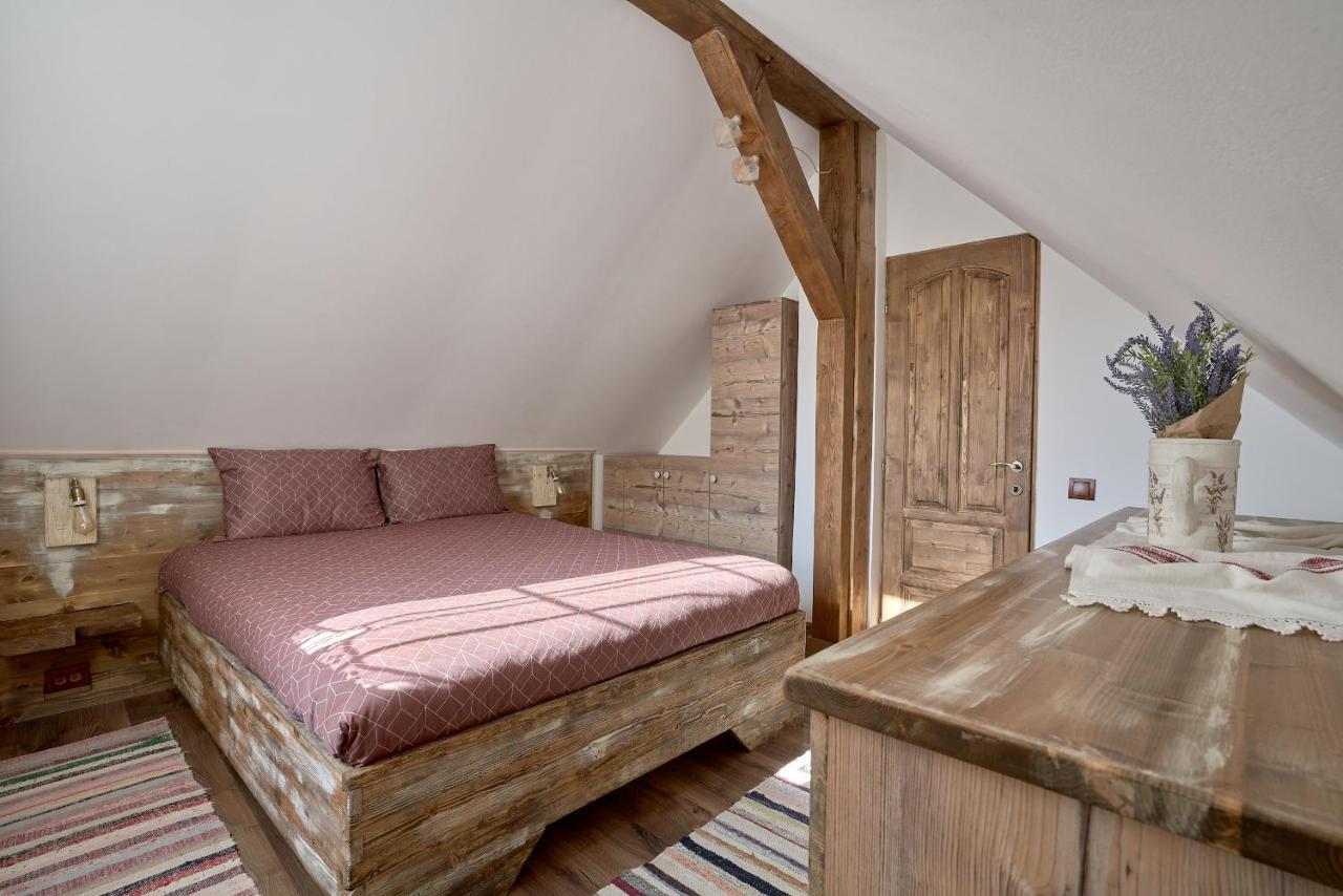 Walnut Tree Cottage Săcele Esterno foto