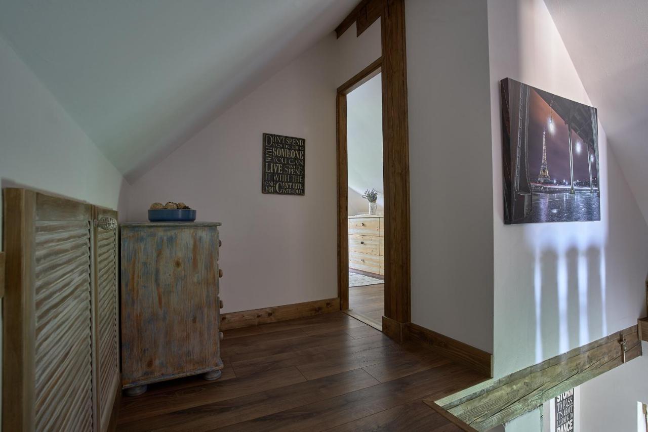 Walnut Tree Cottage Săcele Esterno foto