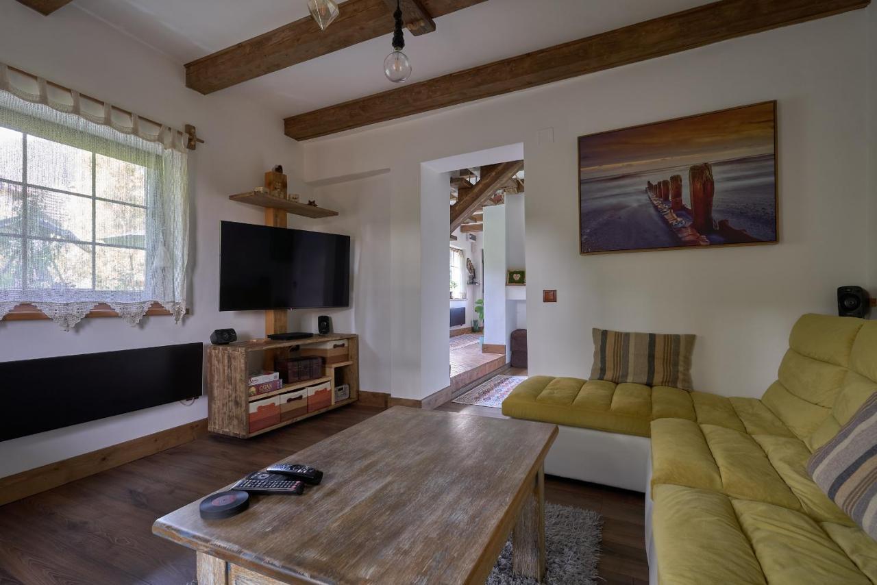 Walnut Tree Cottage Săcele Esterno foto